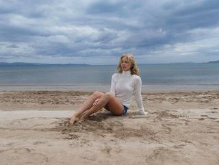 Kylie Minogue feet photo thumbnail