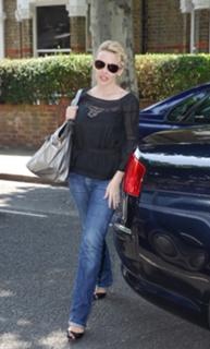 Kylie Minogue feet photo thumbnail