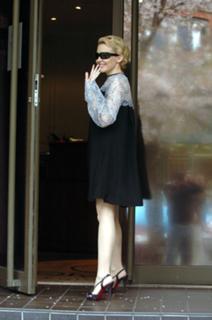 Kylie Minogue feet photo thumbnail