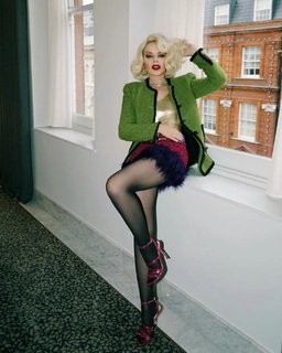 Kylie Minogue feet photo thumbnail