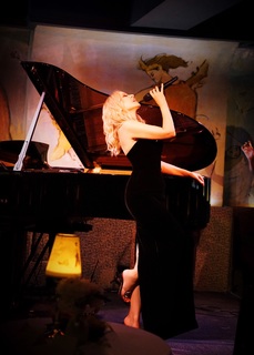 Kylie Minogue feet photo thumbnail