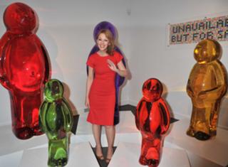 Kylie Minogue feet photo thumbnail