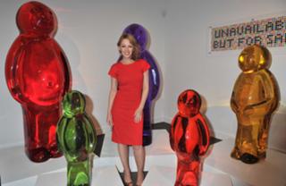 Kylie Minogue feet photo thumbnail