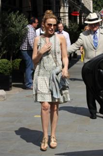 Kylie Minogue feet photo thumbnail