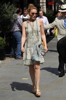 Kylie Minogue feet photo thumbnail