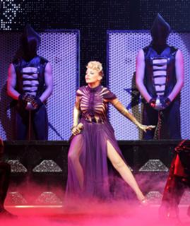 Kylie Minogue feet photo thumbnail