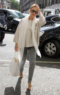 Kylie Minogue feet photo thumbnail