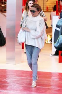 Kylie Minogue feet photo thumbnail