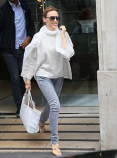 Kylie Minogue feet photo thumbnail