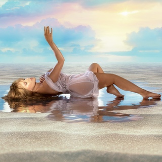 Kylie Minogue feet photo thumbnail