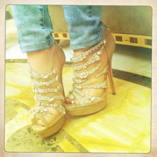 Kylie Minogue feet photo thumbnail