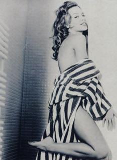 Kylie Minogue feet photo thumbnail