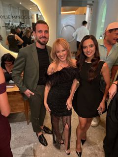 Kylie Minogue feet photo thumbnail