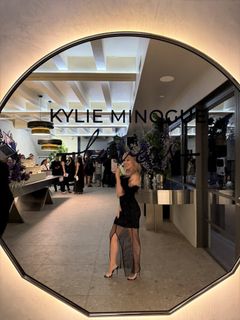 Kylie Minogue feet photo thumbnail