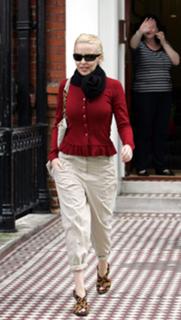 Kylie Minogue feet photo thumbnail