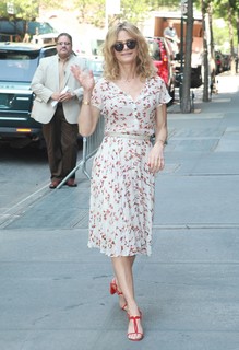 Kyra Sedgwick feet photo thumbnail