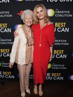 Kyra Sedgwick feet photo thumbnail