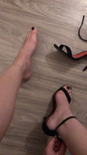 Kéfera Buchmann feet photo thumbnail