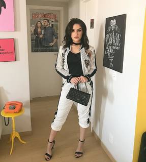 Kéfera Buchmann feet photo thumbnail