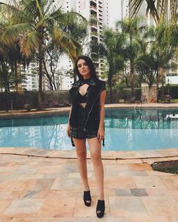 Kéfera Buchmann feet photo thumbnail
