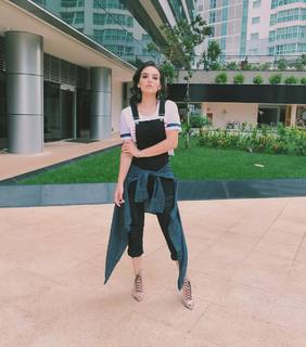 Kéfera Buchmann feet photo thumbnail