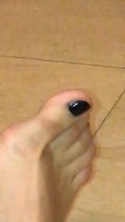 Kéfera Buchmann feet photo thumbnail