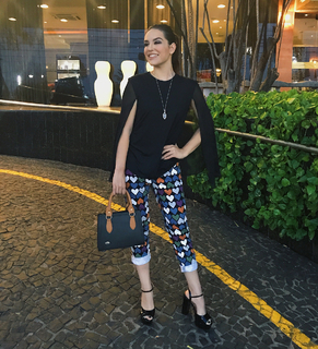 Kéfera Buchmann feet photo thumbnail