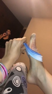 Kéfera Buchmann feet photo thumbnail