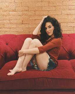 Kéfera Buchmann feet photo thumbnail