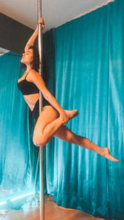 Kéfera Buchmann feet photo thumbnail
