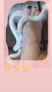 Kéfera Buchmann feet photo thumbnail