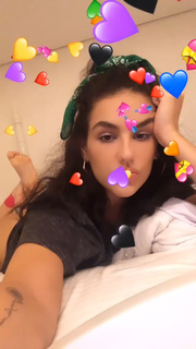 Kéfera Buchmann feet photo thumbnail