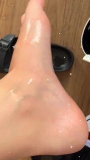 Kéfera Buchmann feet photo thumbnail