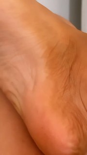 Kéfera Buchmann feet photo thumbnail