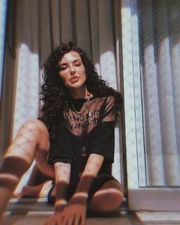 Kéfera Buchmann feet photo thumbnail