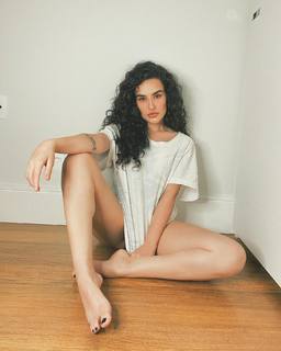 Kéfera Buchmann feet photo thumbnail