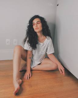 Kéfera Buchmann feet photo thumbnail