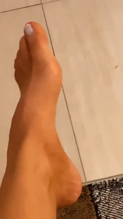Kéfera Buchmann feet photo thumbnail