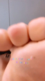 Kéfera Buchmann feet photo thumbnail