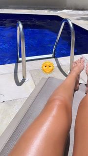 Kéfera Buchmann feet photo thumbnail