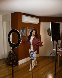 Kéfera Buchmann feet photo thumbnail