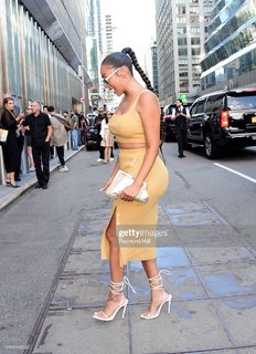 La La Anthony feet photo thumbnail