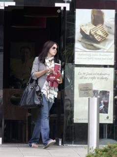 Lacey Turner feet photo thumbnail