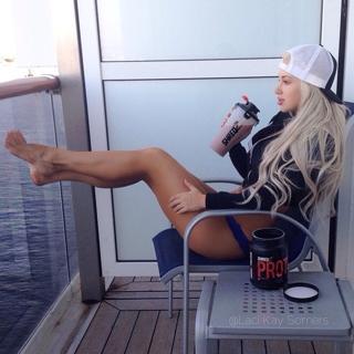 Laci Kay Somers feet photo thumbnail