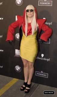 Lady Gaga feet photo thumbnail