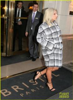 Lady Gaga feet photo thumbnail