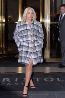 Lady Gaga feet photo thumbnail