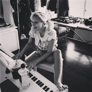 Lady Gaga feet photo thumbnail