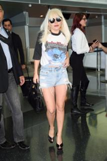 Lady Gaga feet photo thumbnail