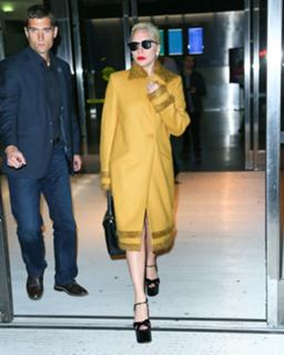 Lady Gaga feet photo thumbnail